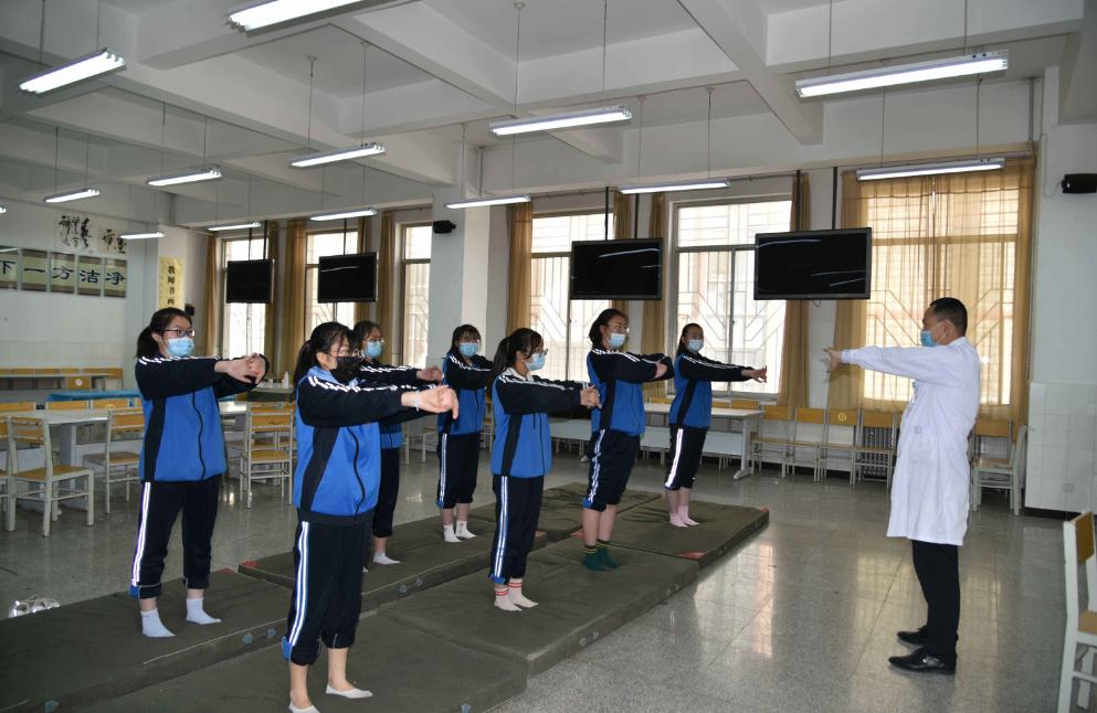 高考体检需要“全部脱光”？现场一片混乱，把医生都给逗笑了