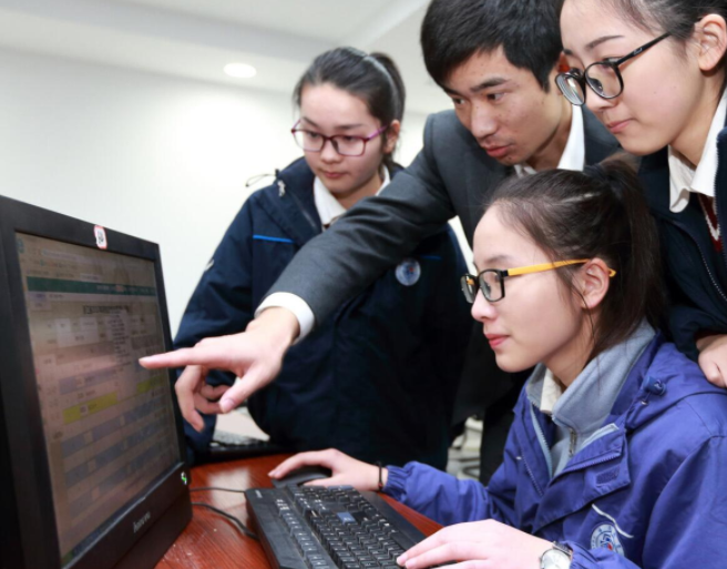 将来想考公务员，推荐报考这两大专业，上岸几率大，很占便宜