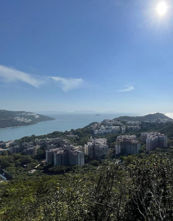 袁咏仪儿子晒登山照，15岁魔童戴墨镜超帅气，彰显张智霖优秀基因