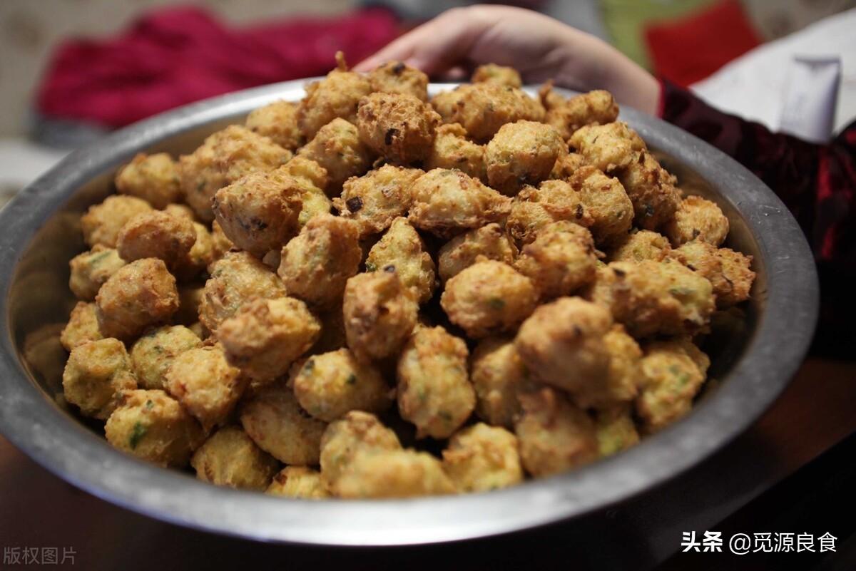腊月二十六炸丸子，讲究“5放3不放”，肉丸子蓬松酥脆，放凉不硬