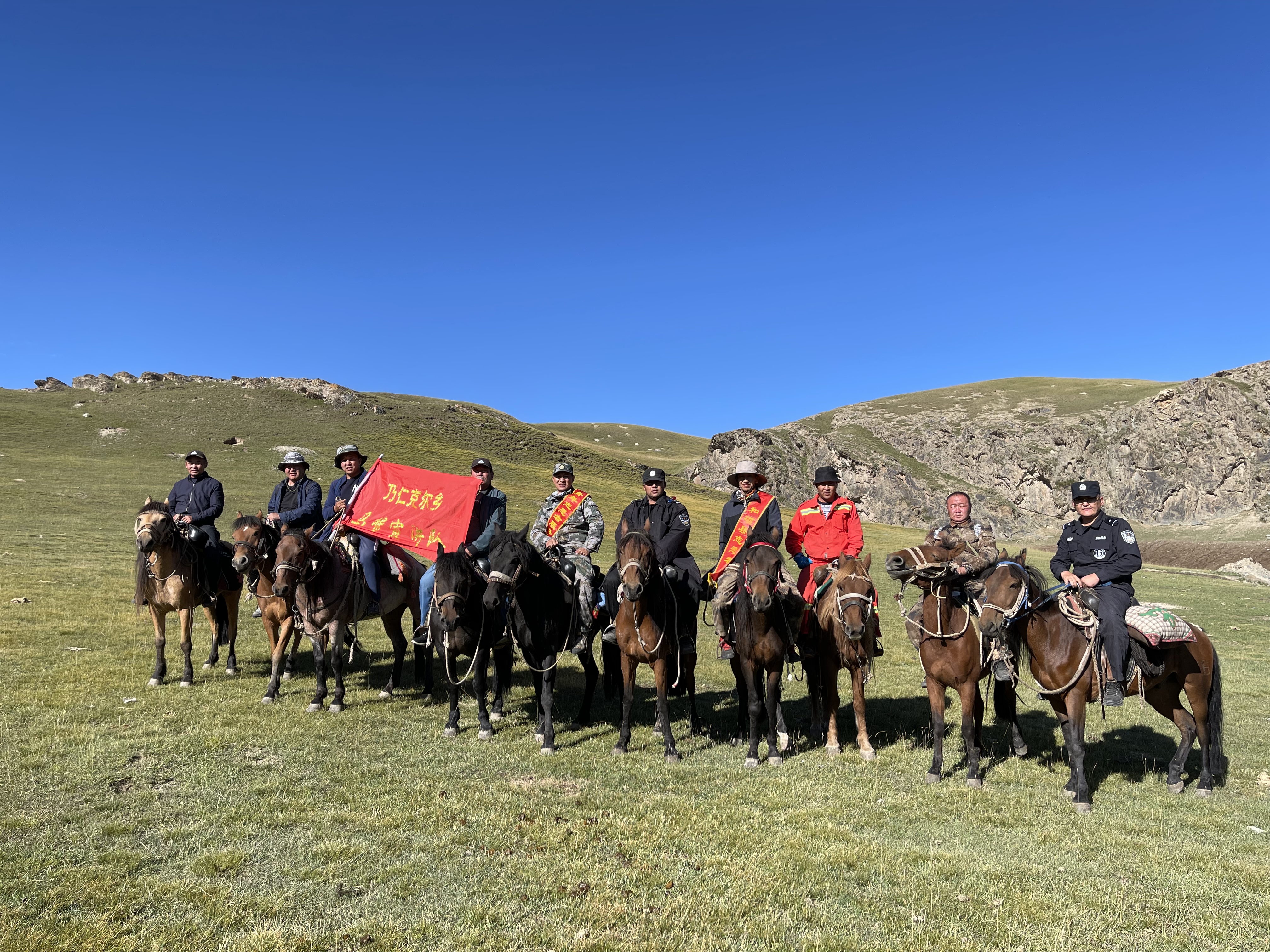 马背上的“红山义警”护航牧民迁徙路