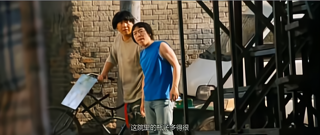 电影《高兴》郭涛坐着"双力"三轮去城里,发展废物回收事业