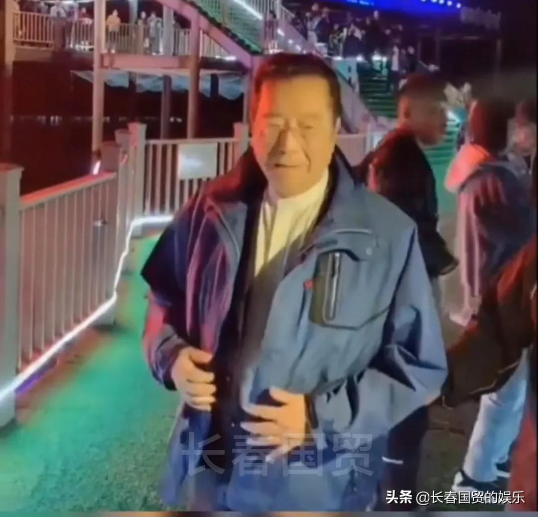 著名歌唱家李双江近照曝光，82岁仍然坚持演出，面色红润老当益壮