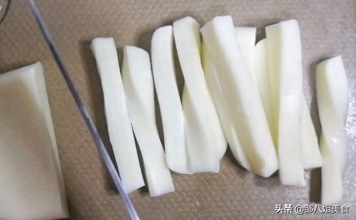 分享一种“万能脆皮糊”，炸啥都酥脆，不脱糊不回软，学会过年用