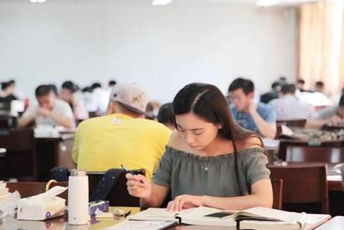 当代大学生，除了要生活费很少与父母联系，是无情还是另有隐情