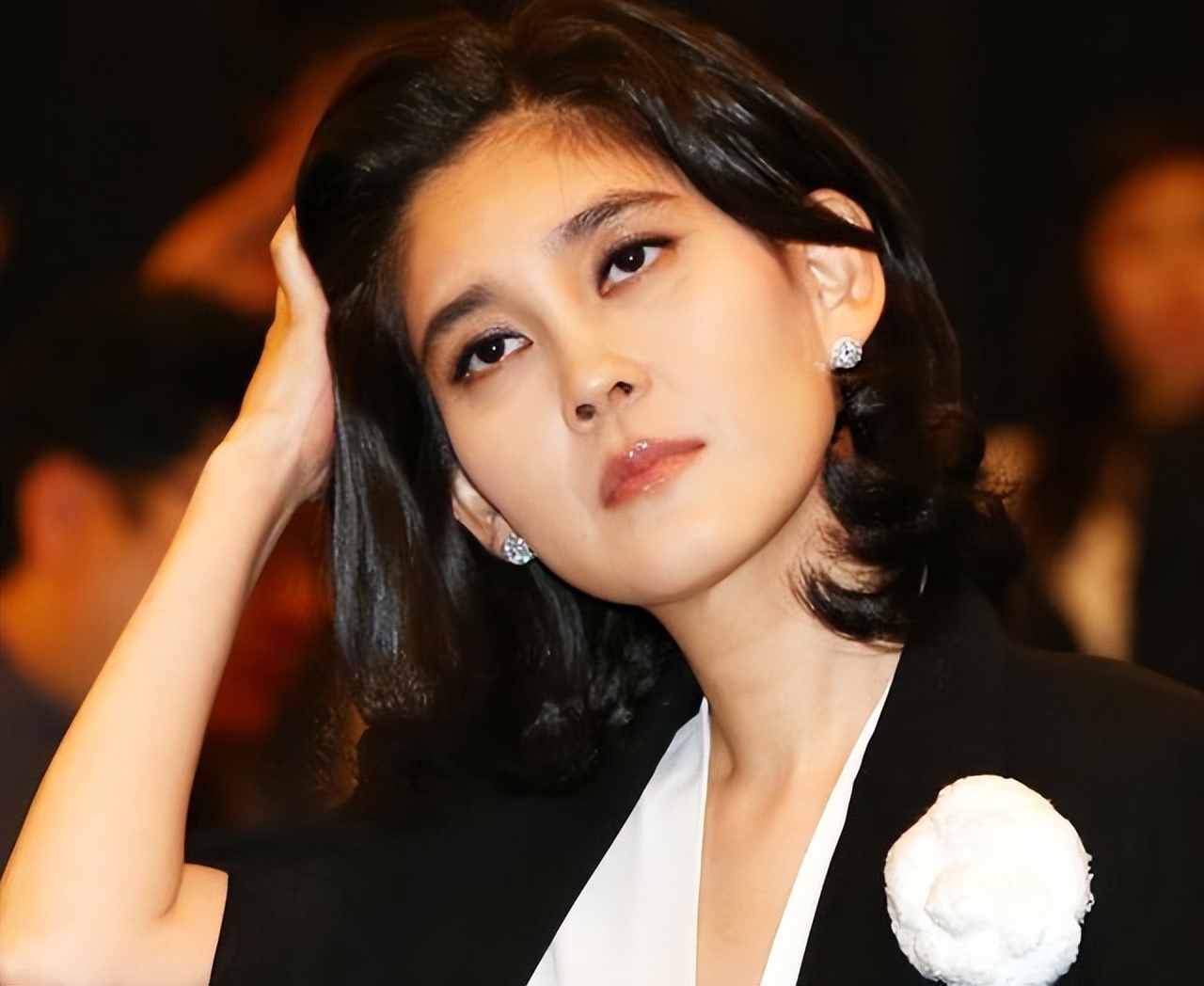 52岁李富真美绝了，戴口罩难掩盛世美颜，现实版“财阀千金”