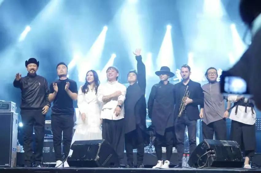 “草原音樂周末”之額爾古納樂隊二十周年專場演唱會昨晚與觀眾見麵