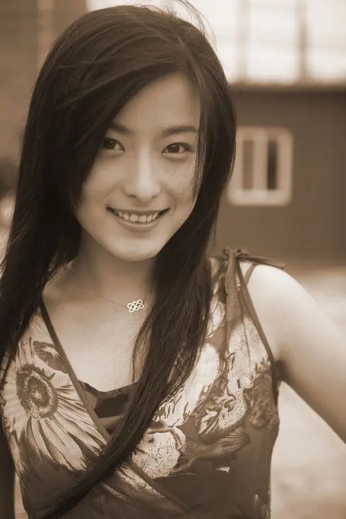 唐嫣大学室友兼伴娘，演过《延禧》《芈月传》，出道17年都不火