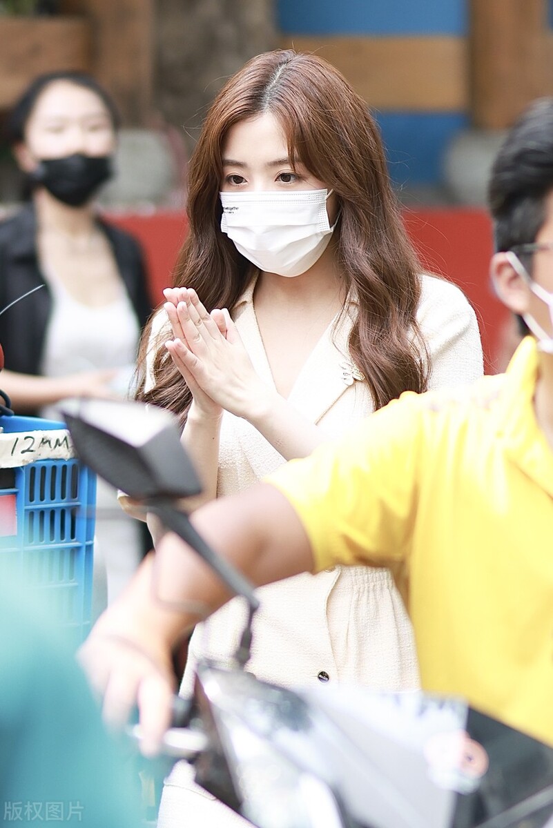 张含韵拍摄电影版《爱很美味》下班路透