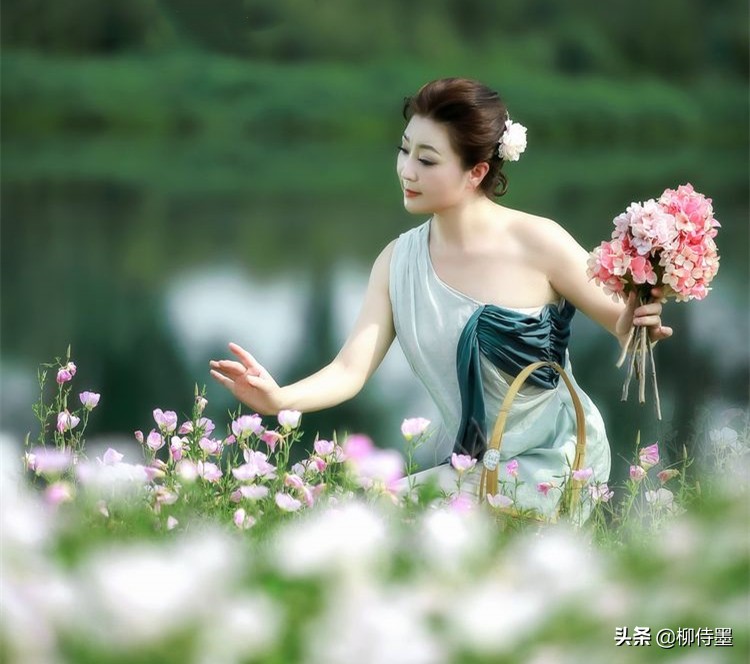 中老年阿姨拍照，手腳無處安放怎么辦？2個字?jǐn)z影技巧就解決