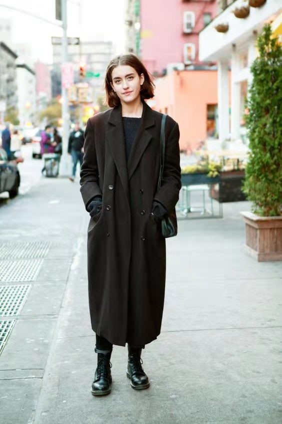 61黑色大衣 格纹短裙 马丁靴纯黑色的呢子外套,几乎是每个成熟女性