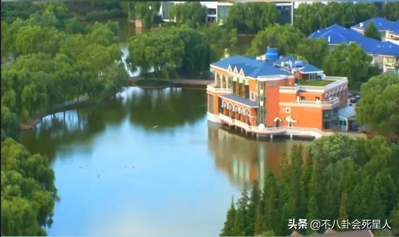 北京十大私人四合院(13位明星的北京豪宅，3亿四合院，住在故宫旁，客厅值3千万)