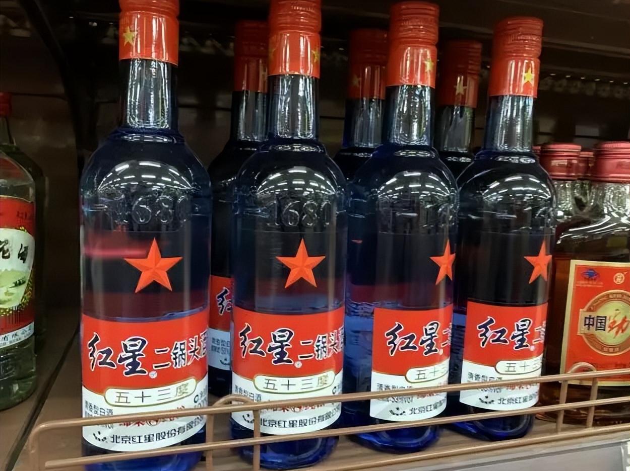 【红星二锅头分辨真假的方法】1,商标防伪水印在自然光线下能清楚地