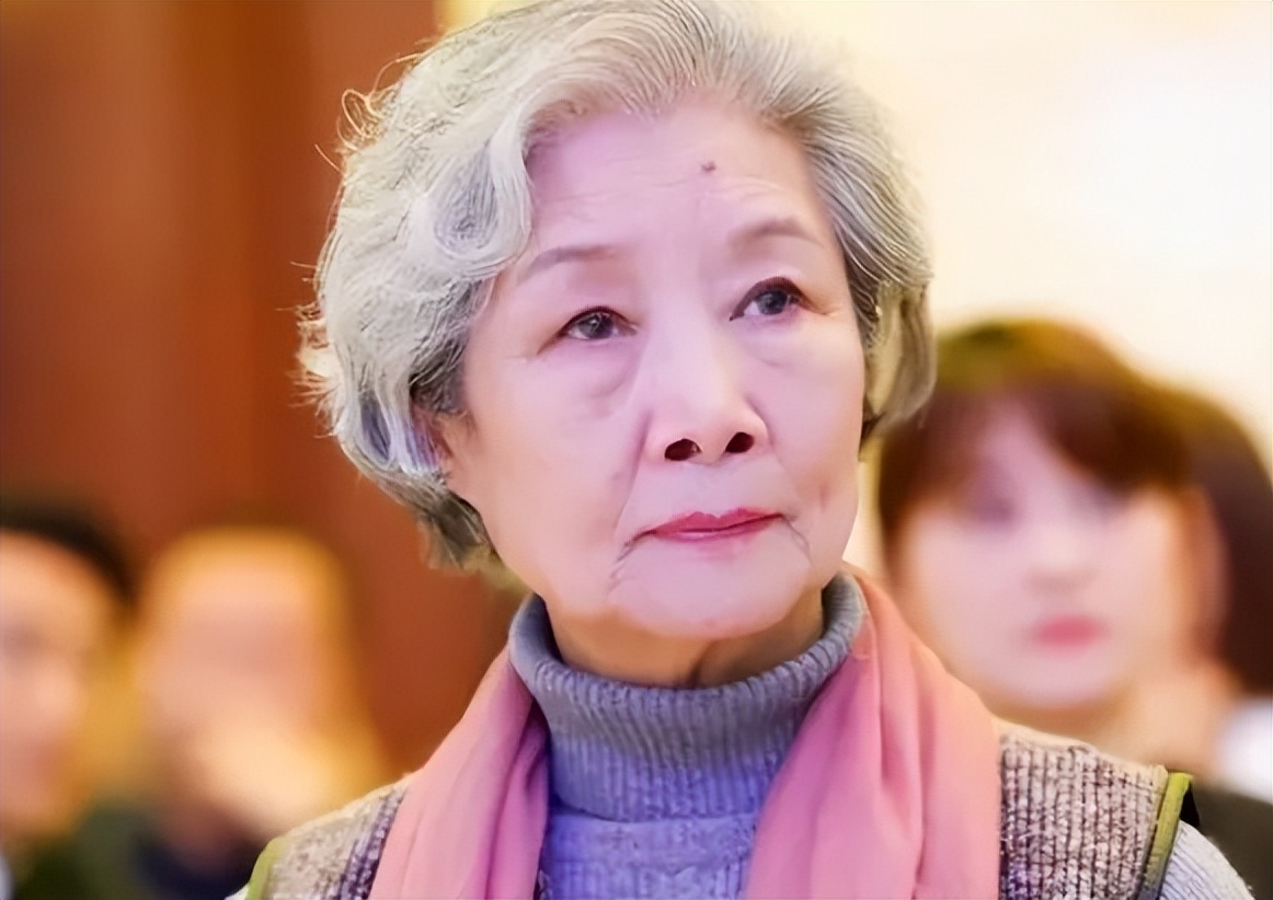 演员吕中:23岁嫁同学,今儿子儿媳是她的骄傲,女儿是国人的骄傲