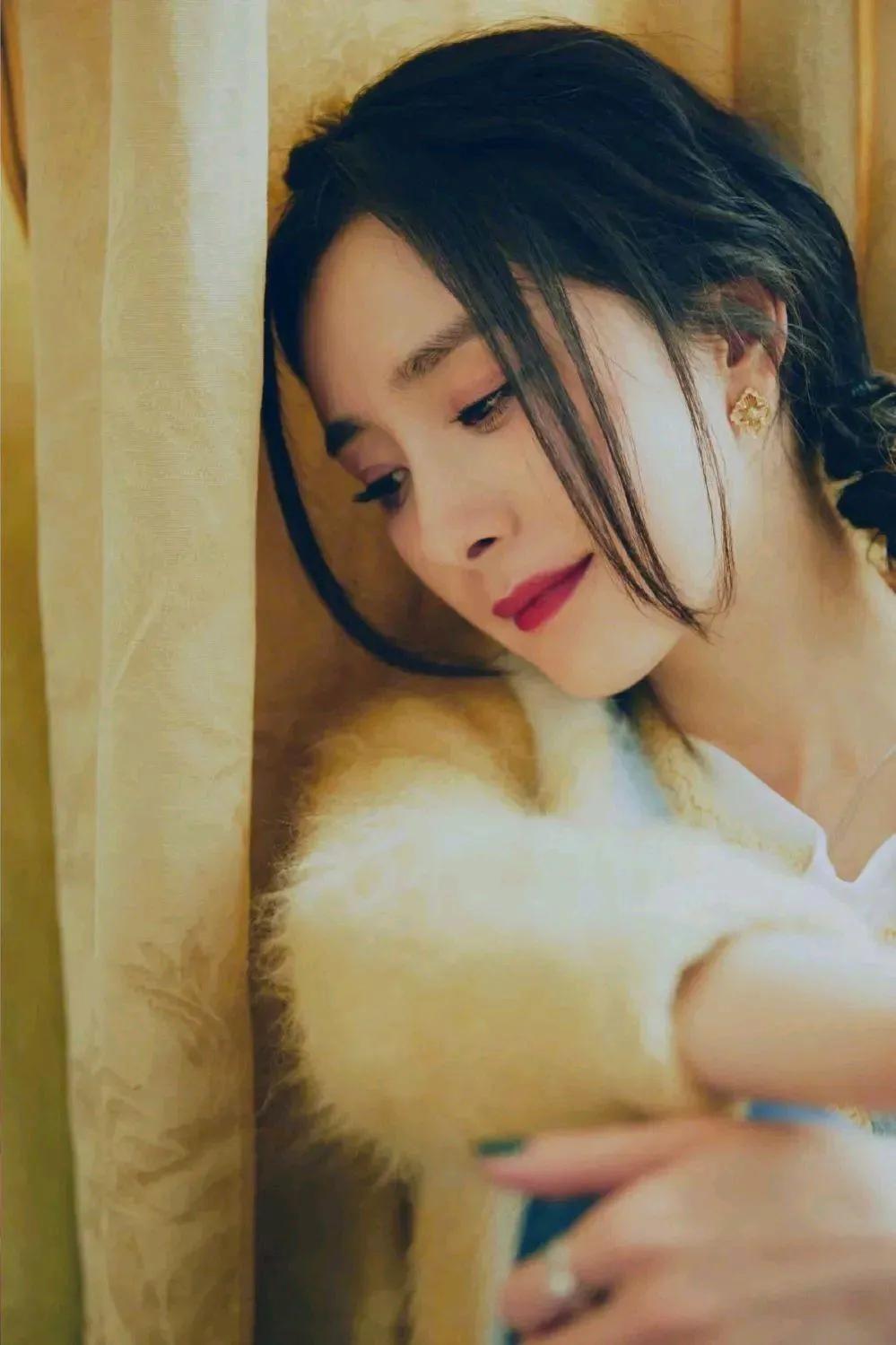 杨幂双尾麻花辫少女风—清新装扮，青春靓丽，俏皮灵动