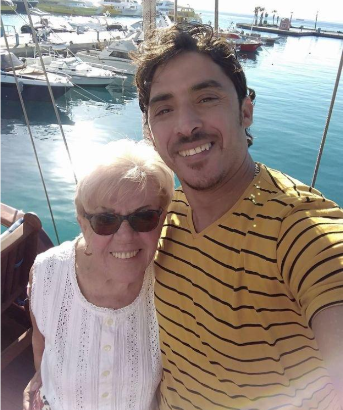 英国老奶奶爱上小50岁埃及小鲜肉，闪婚成功，英国首相回信支持