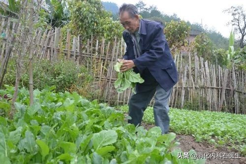 男子肩痛吃止痛药无效，多医院未确诊，最后一支香烟却引出病因