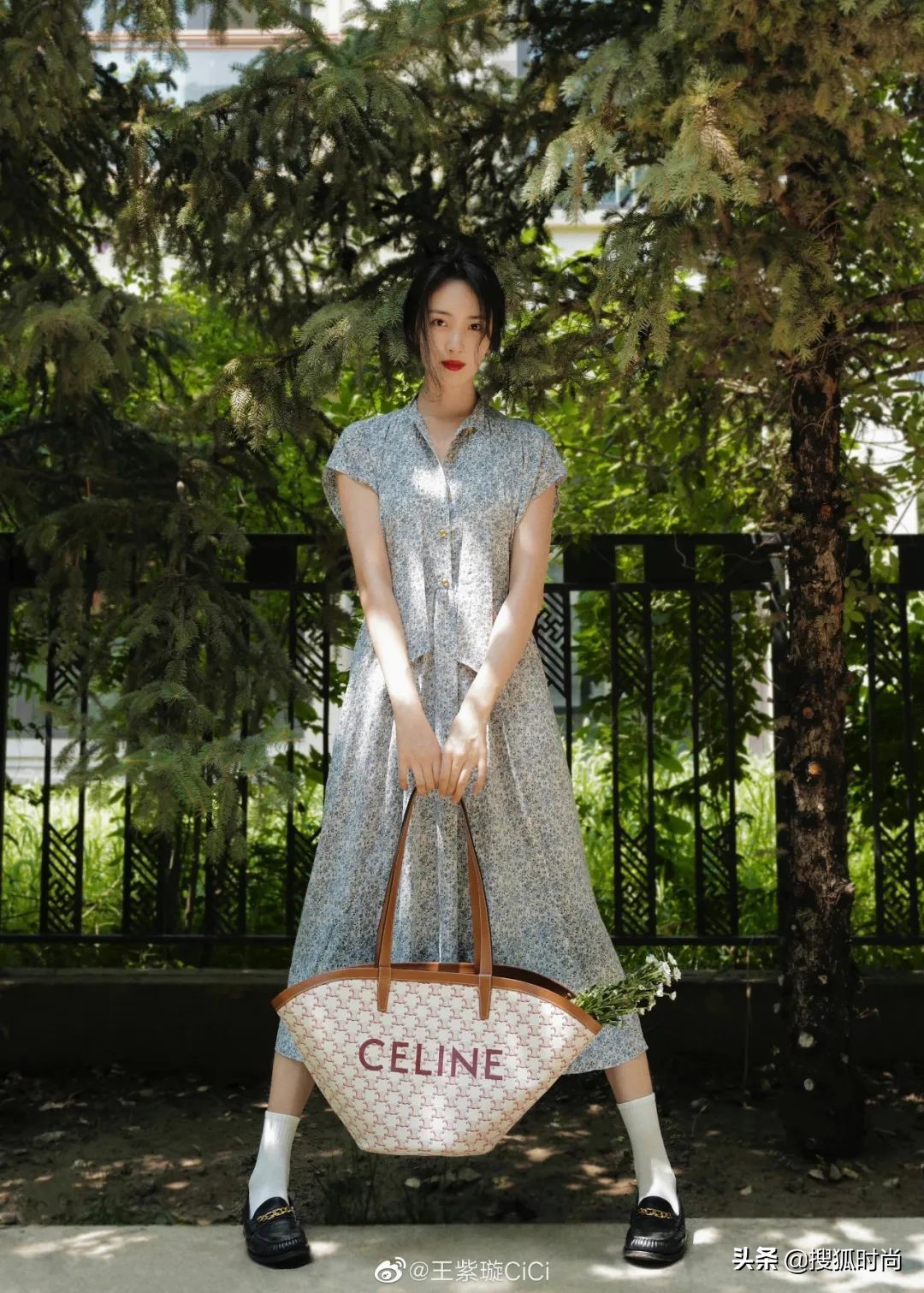 王紫璇《野蔷薇》造型好惊艳，复古卷发又美又飒，甜美帅气两不误