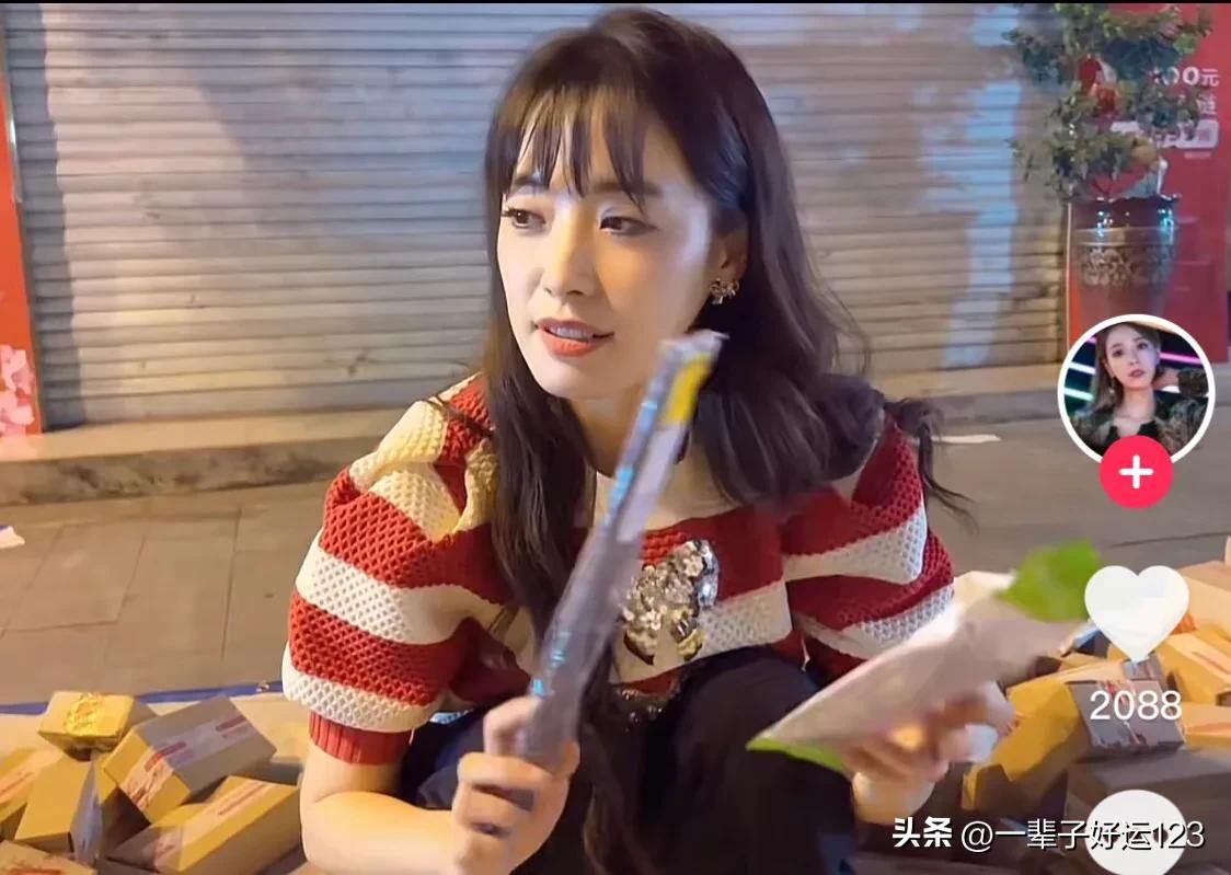 司雯嘉游横店夜市，路人热情教玩游戏，被忽悠拆盲盒成“冤大头”