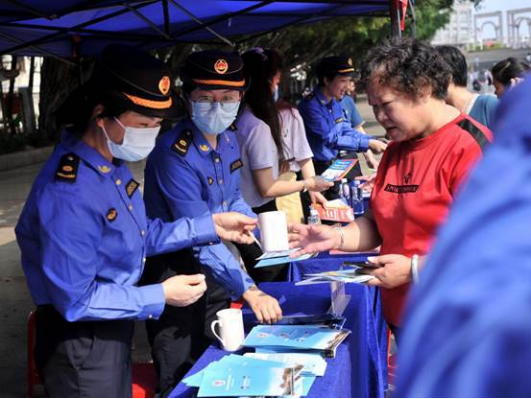 为什么国家允许摆地摊，城管却不让？背后有何原因