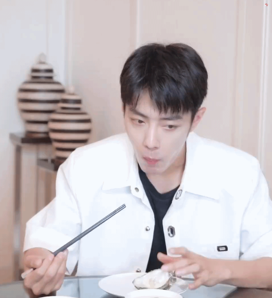 桃桃的一组生图,肖战的眼睛真好看,灵气逼人鲜花与少年绝配