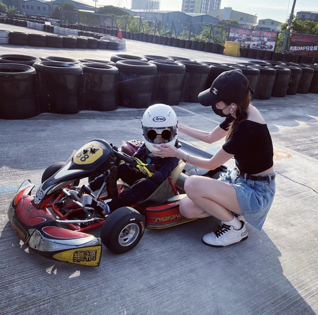 林志颖赛车事业后继有人，连续3天陪儿子练车，罕见与妻子秀恩爱