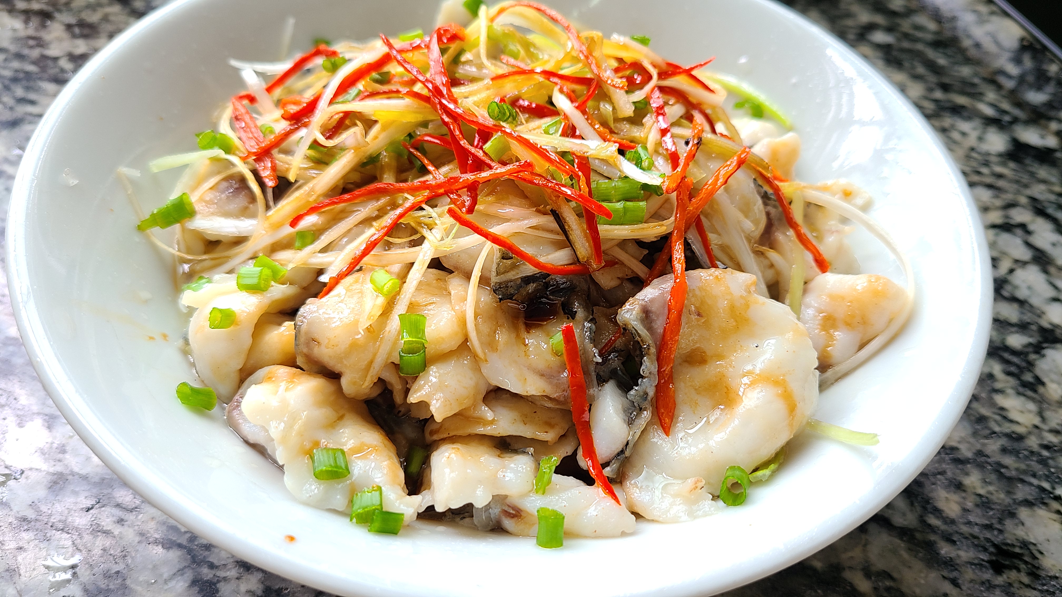葱油鱼片，广东出了名的美食，老厨师教你做出来，简单好吃