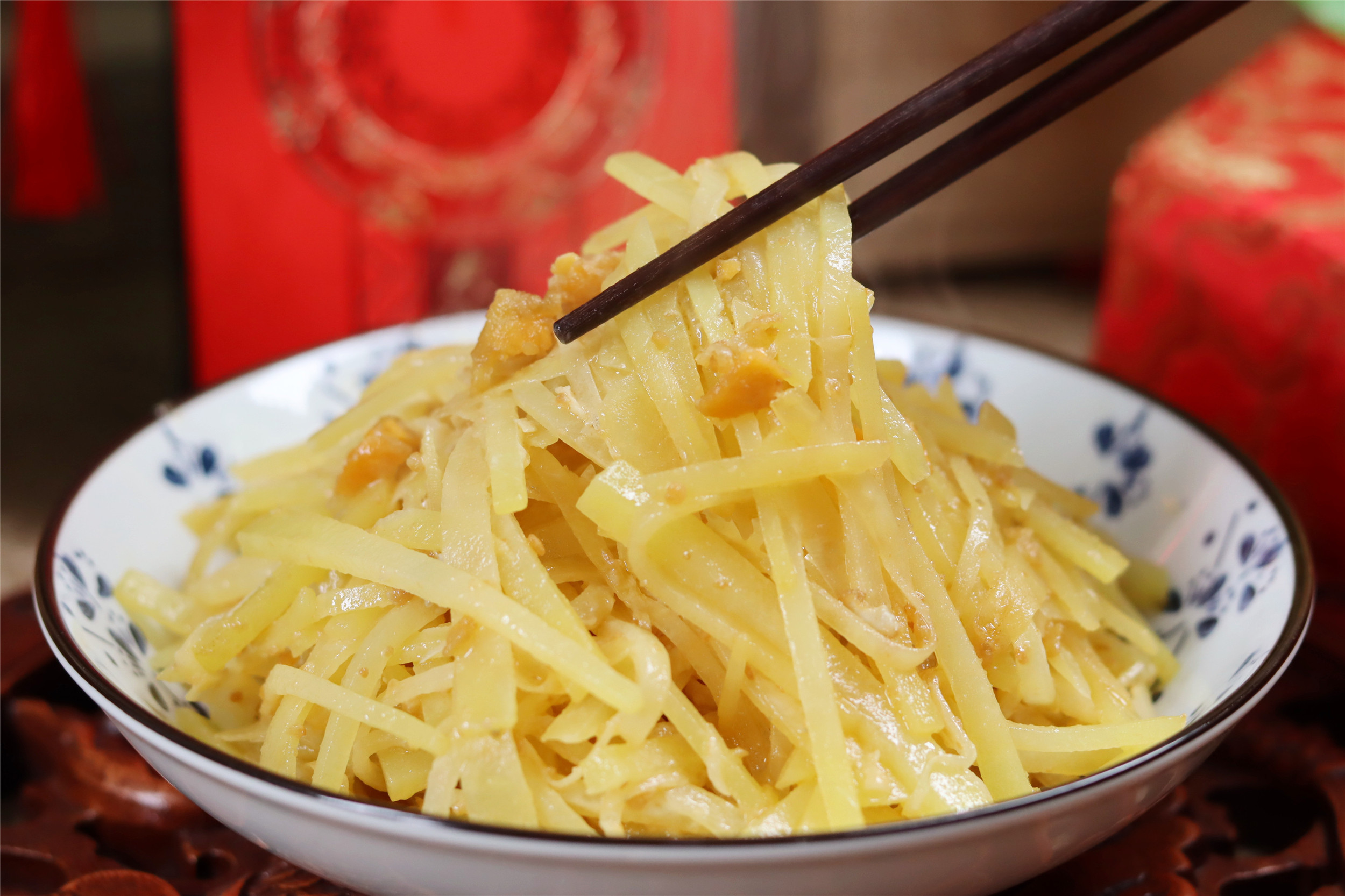 土豆和鹹鴨蛋是絕配，不用任何調味料，好吃到起飛！ 過年也愛吃