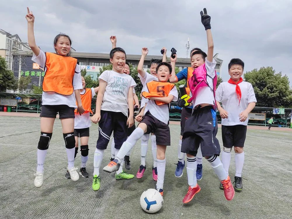 双流区迎春小学举行第七届校园足球班级联赛暨啦啦操比赛颁奖仪式