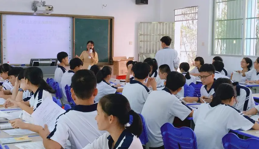 “合同工”教师的好消息，有望入编享受体制内待遇，终于熬出头了