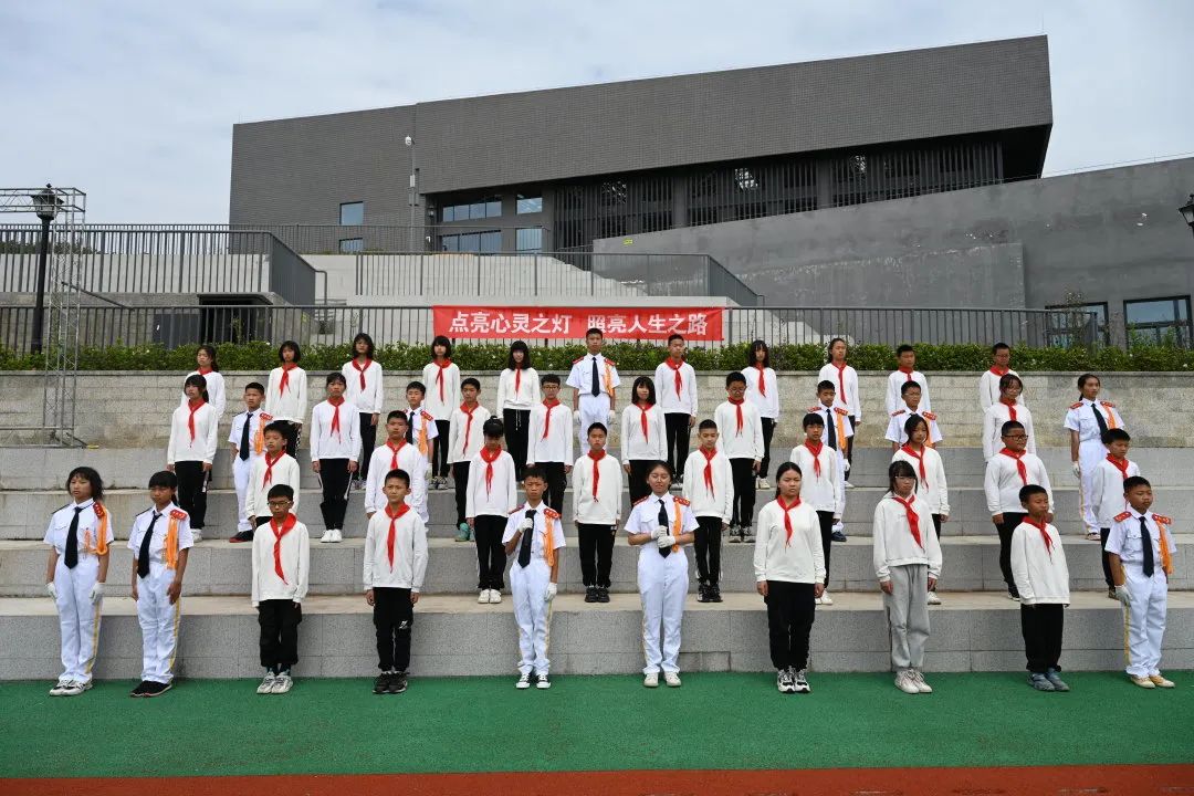 点亮心灵之灯 照亮人生之路｜新兴中学附属小学举行主题升旗仪式
