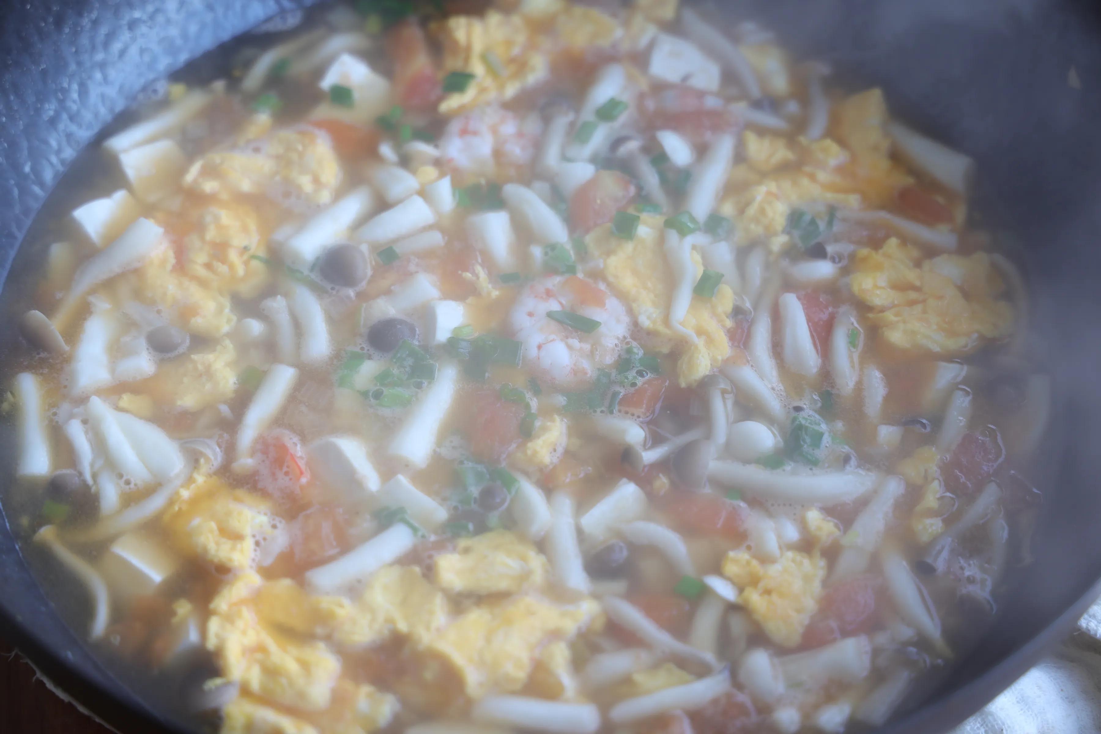 天气凉了，来一碗超鲜美的菌菇汤，全身暖呼呼不怕冷，做法超简单