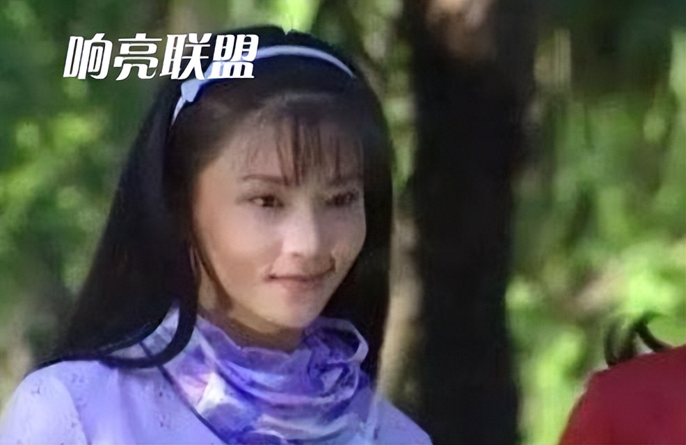 她被誉为“小林青霞”，经常称呼晓明哥为“小屁孩”，穿婚纱下葬