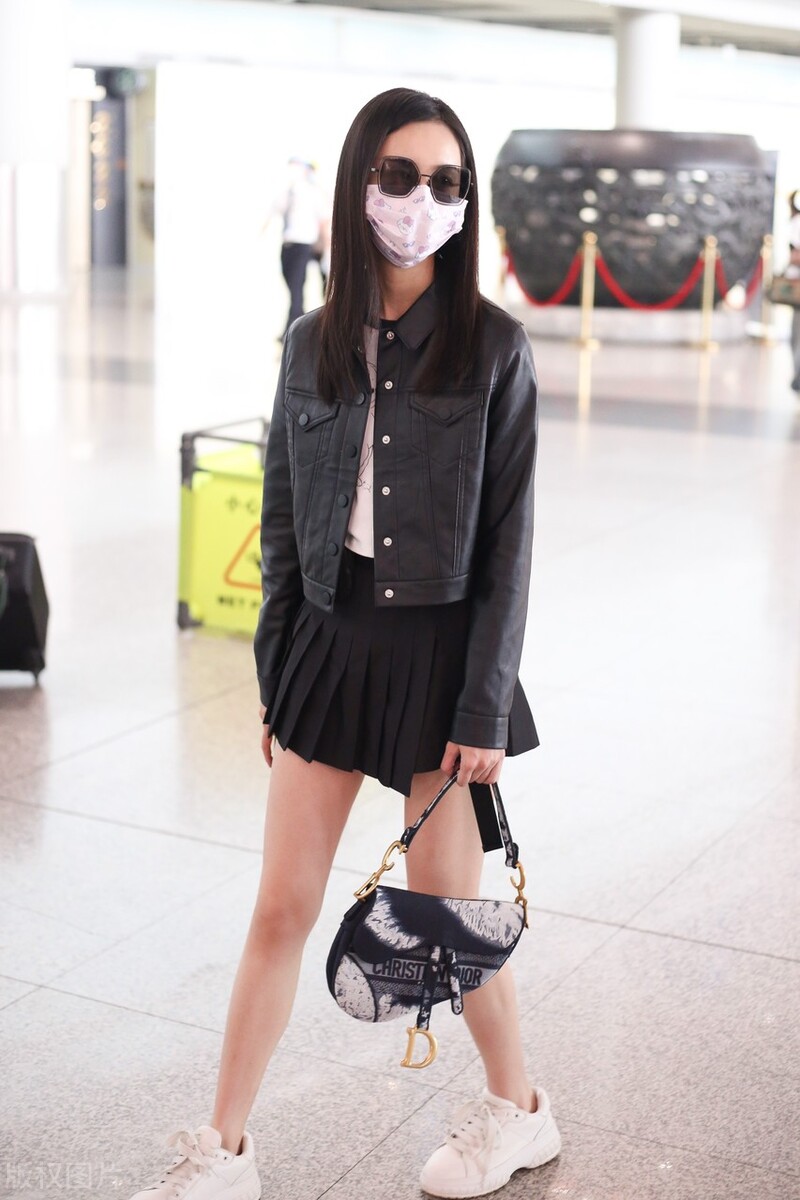 陈都灵短皮衣搭百褶短裙 甜酷十足时髦精致