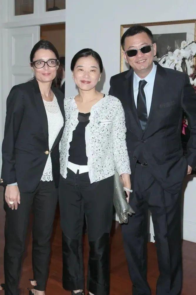 王家卫夫妇是来搞笑的吧？走红毯表情古怪，还不忘秀一把狗粮