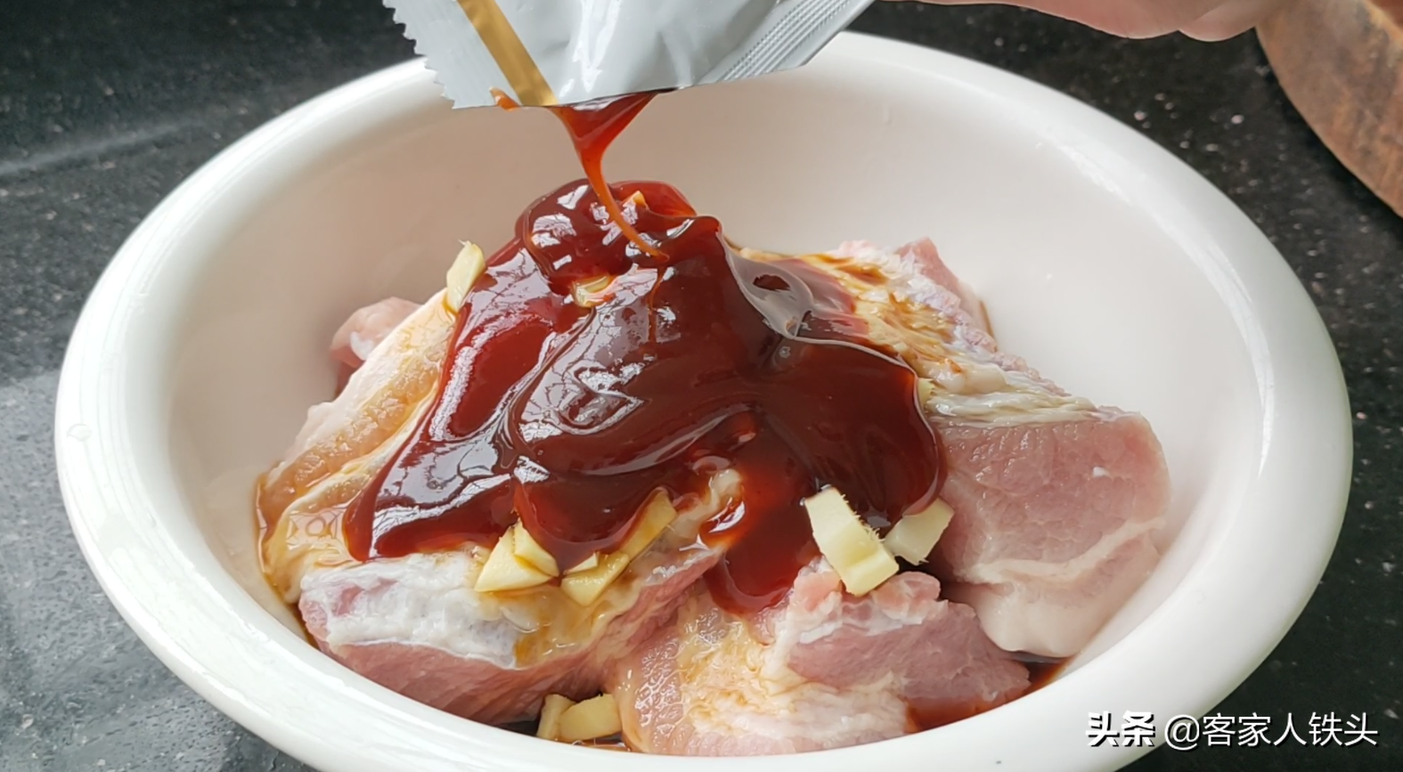 广式叉烧为什么那么香？原来做法这么简单，一打开盖，肚子都饿了