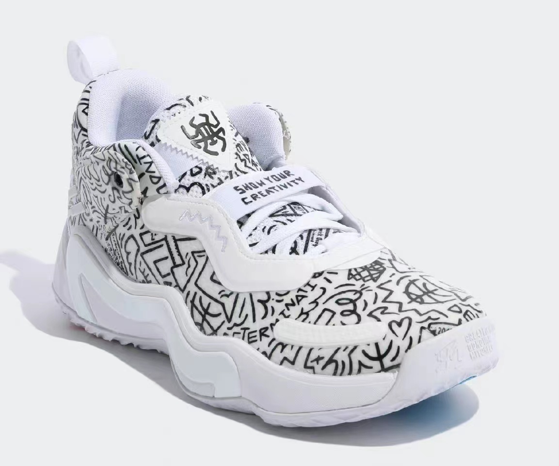issue 3"涂鸦"配色的鞋身正面,adidas还做了一个从球鞋的前掌部位一直