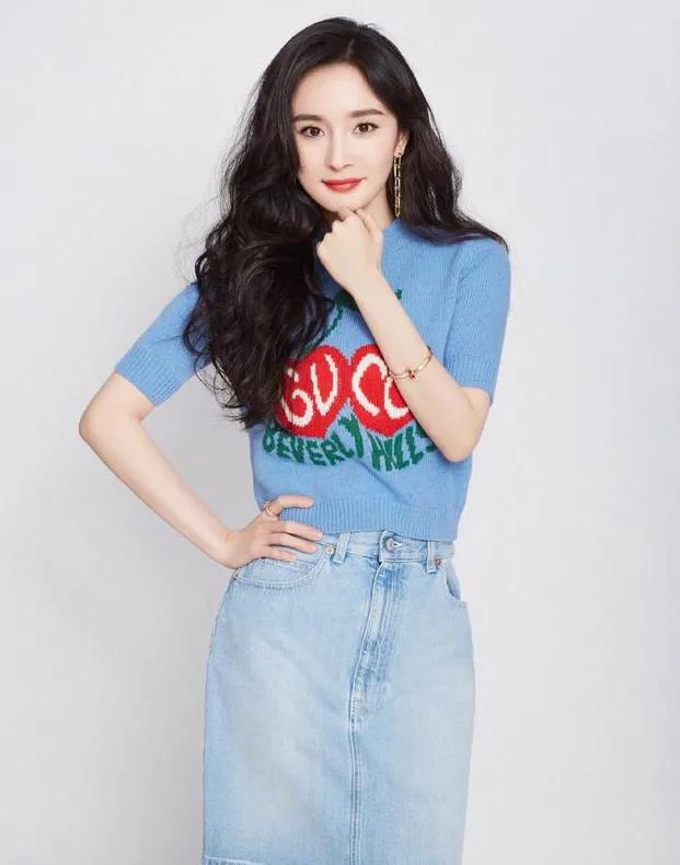 杨幂双尾麻花辫少女风—清新装扮，青春靓丽，俏皮灵动