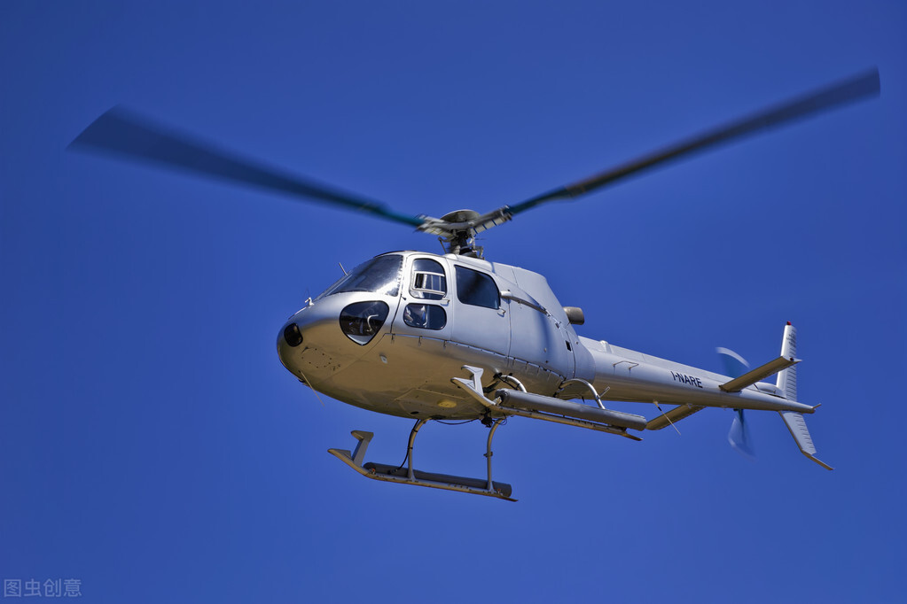 看新闻学英语12月23日 swims 12 hours to safety after helicopter crash