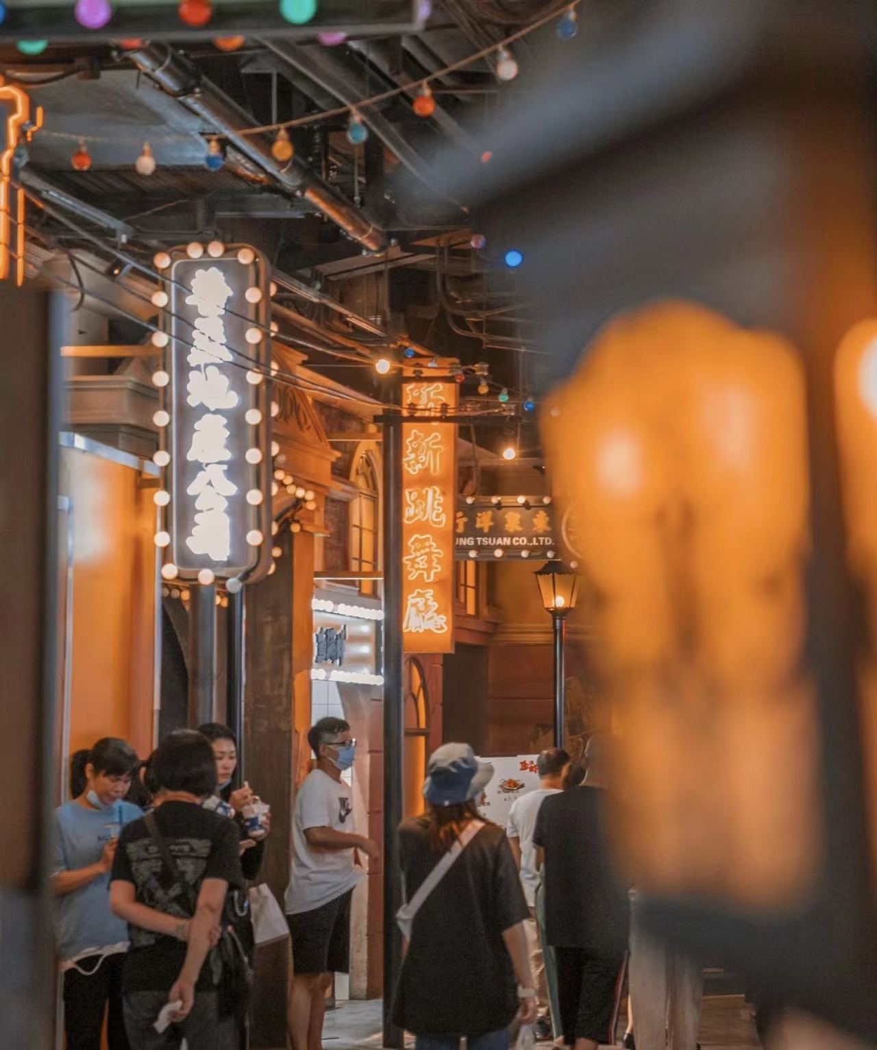 一座繁华的城市，一个沉睡的摇篮，静待上海烟火气重新归来