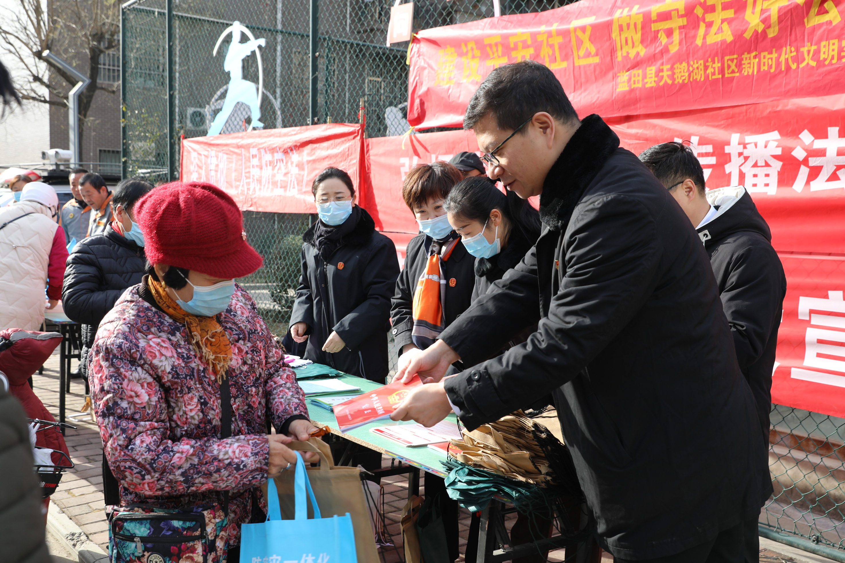 蓝田法院党总支与社区结对共建开展主题党日活动