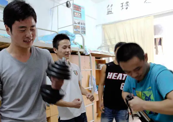 黑龙江一大学男生，在寝室演大仙算命被老师撞见，网友们笑翻了