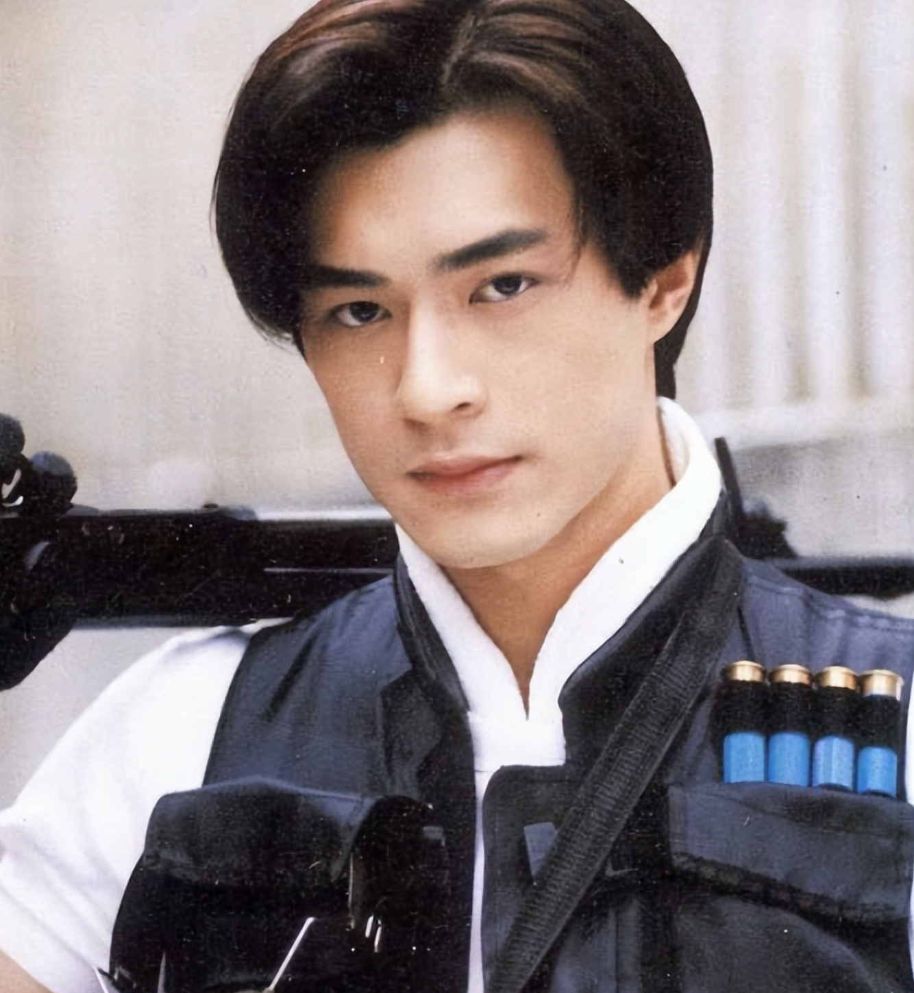 眉毛稀疏、假腹肌、高跟鞋，男星7大作假，男人的虚荣心多可怕