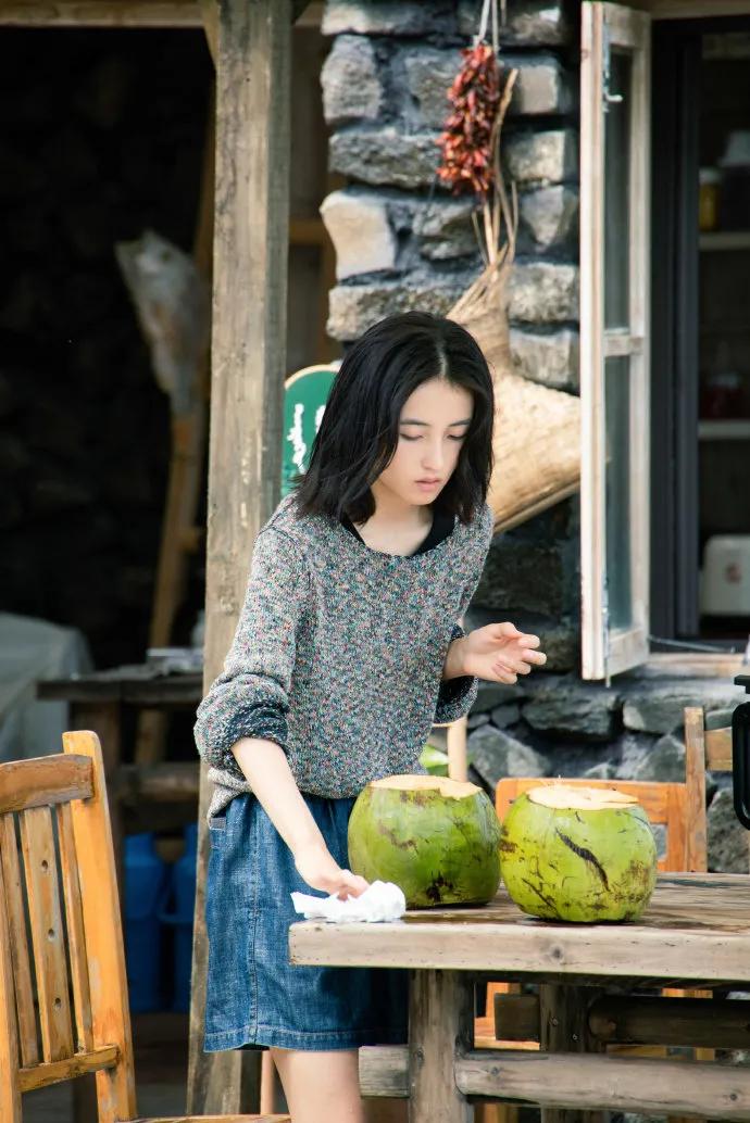 张子枫《#向往的生活#》私服解析七则，简约日常的夏日搭配！ ​​​