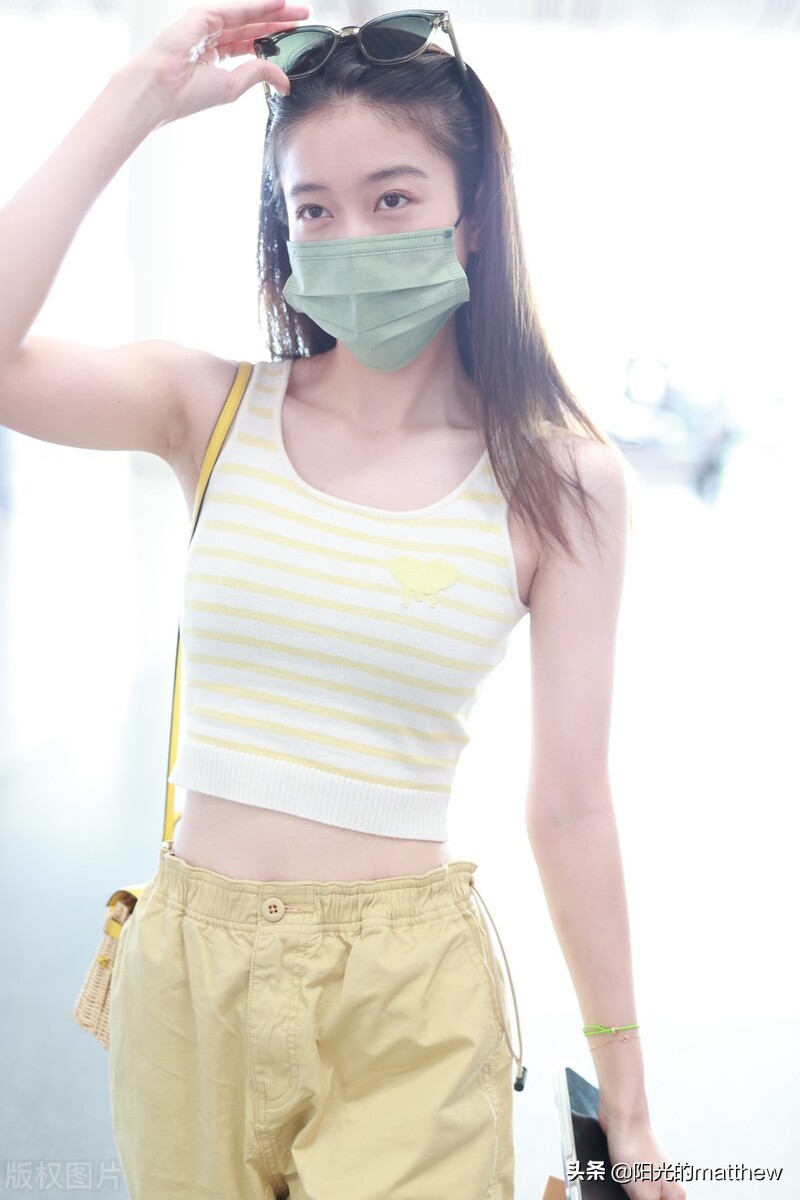 张雪迎清爽夏装现身机场，修身背心搭长裤身材苗条