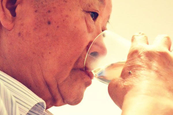 睡觉前总觉得口干，是缺水了吗？男子竟因此查出糖尿病，咋回事？