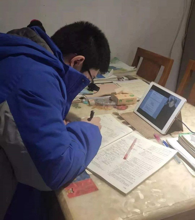 2000年，江苏女工人在车库偶遇收养16岁孤儿，15年后被回报1530万