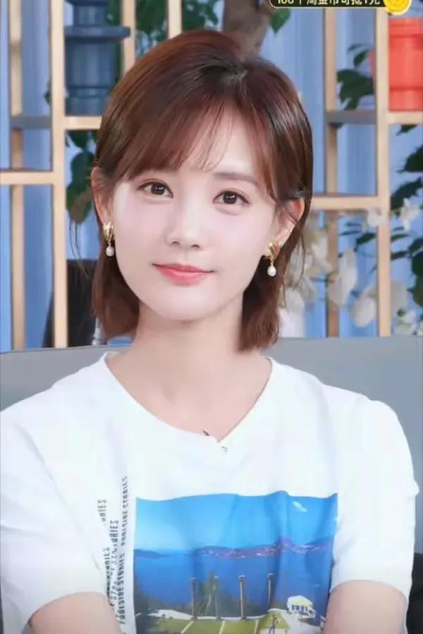 甜美可爱的李一桐