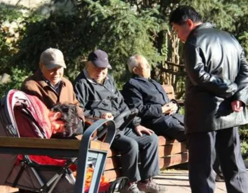 1982年北京一老人捡到两把“破椅子”，29年后，竟拍出2300万天价
