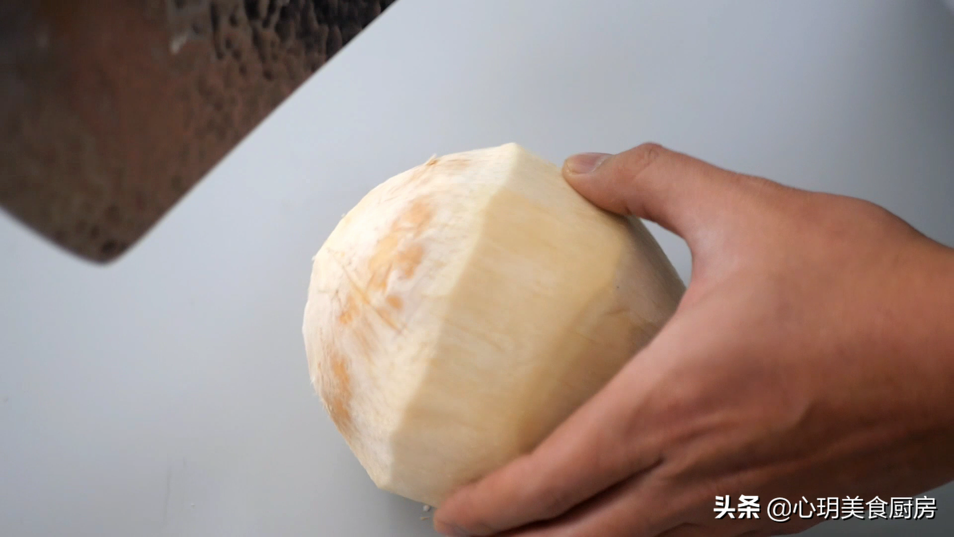 椰肉怎么取出来方便（简单五步取出椰肉很轻松）